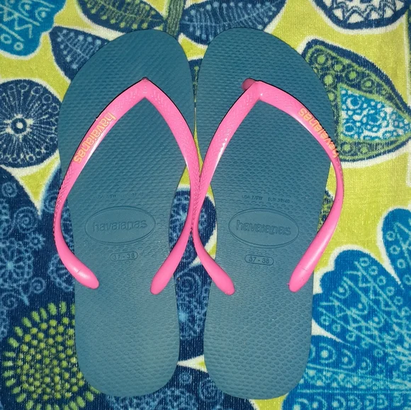 Havaianas Slim NWOT 37-38 7/8 Brand New Never Worn Neon Pink Straps Blue Footbed - Picture 1 of 6